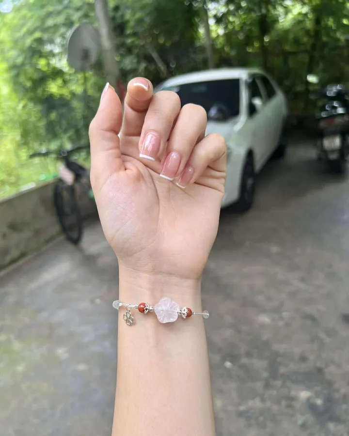 Ảnh khách gửi: cổ tay đeo lắc bạc có hoa ngọc trắng và hạt đỏ