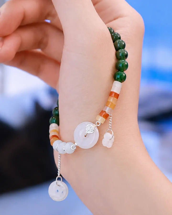 Ảnh khách gửi: cổ tay đeo vòng Thiên Ân ngọc bích xanh, đồng điếu ngọc trắng và charm rơi