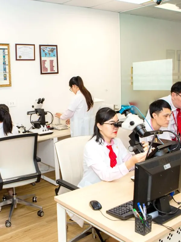 Chuyên viên DOJILAB soi kiểm định đá quý bằng kính hiển vi trong phòng thí nghiệm