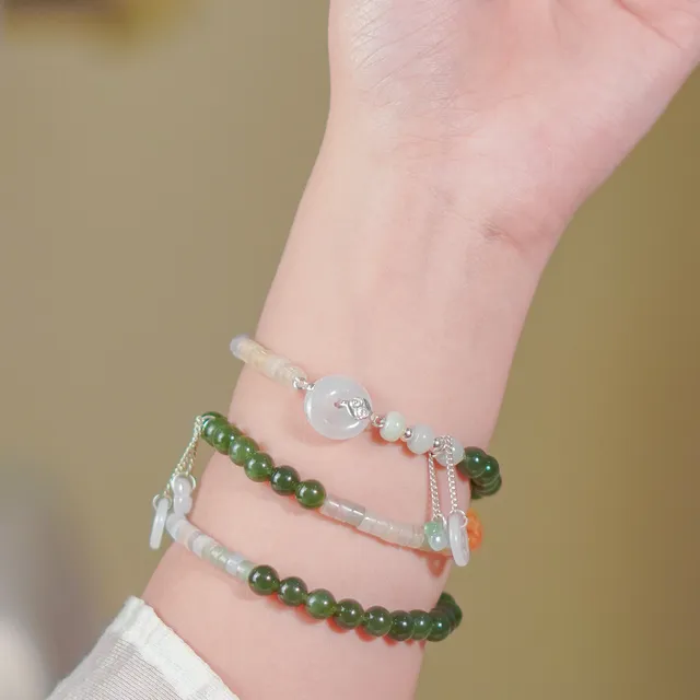Cổ tay đeo vòng Thiên Ân quấn 3 vòng: ngọc xanh đậm, đồng điếu ngọc trắng và charm rơi