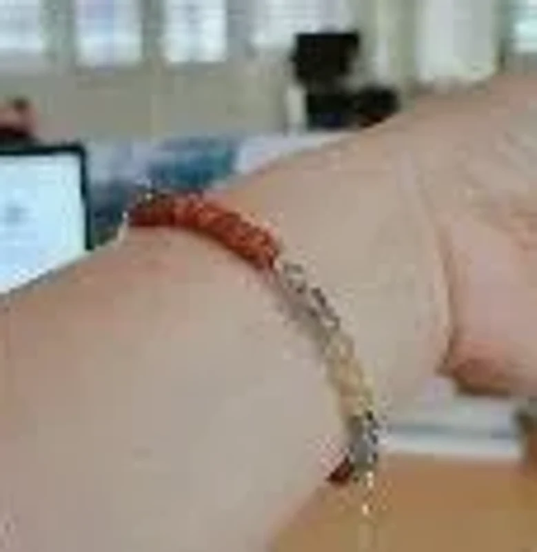 Ảnh khách gửi: cổ tay đeo vòng hạt đỏ cam